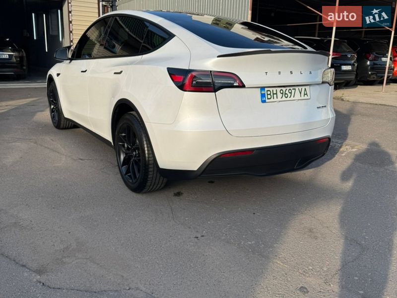 Tesla Model Y 2023