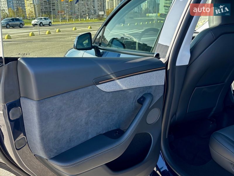 Внедорожник / Кроссовер Tesla Model Y 2025 в Киеве