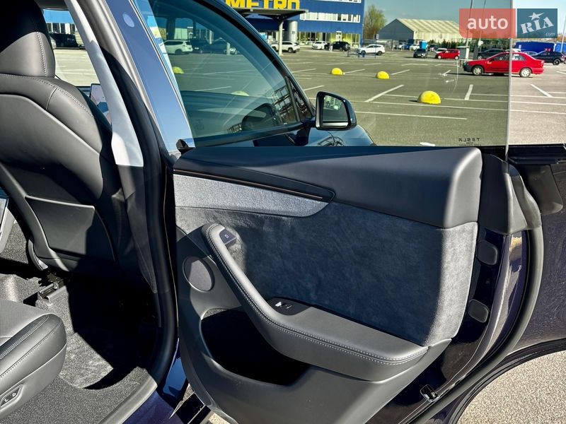 Внедорожник / Кроссовер Tesla Model Y 2025 в Киеве