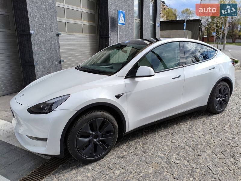 Tesla Model Y 2025