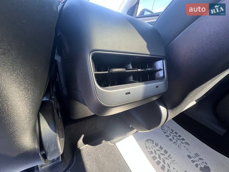 Внедорожник / Кроссовер Tesla Model Y 2023 в Киеве