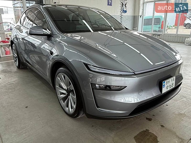 Tesla Model Y 2025