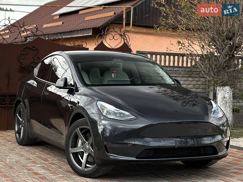 Tesla Model Y 2024