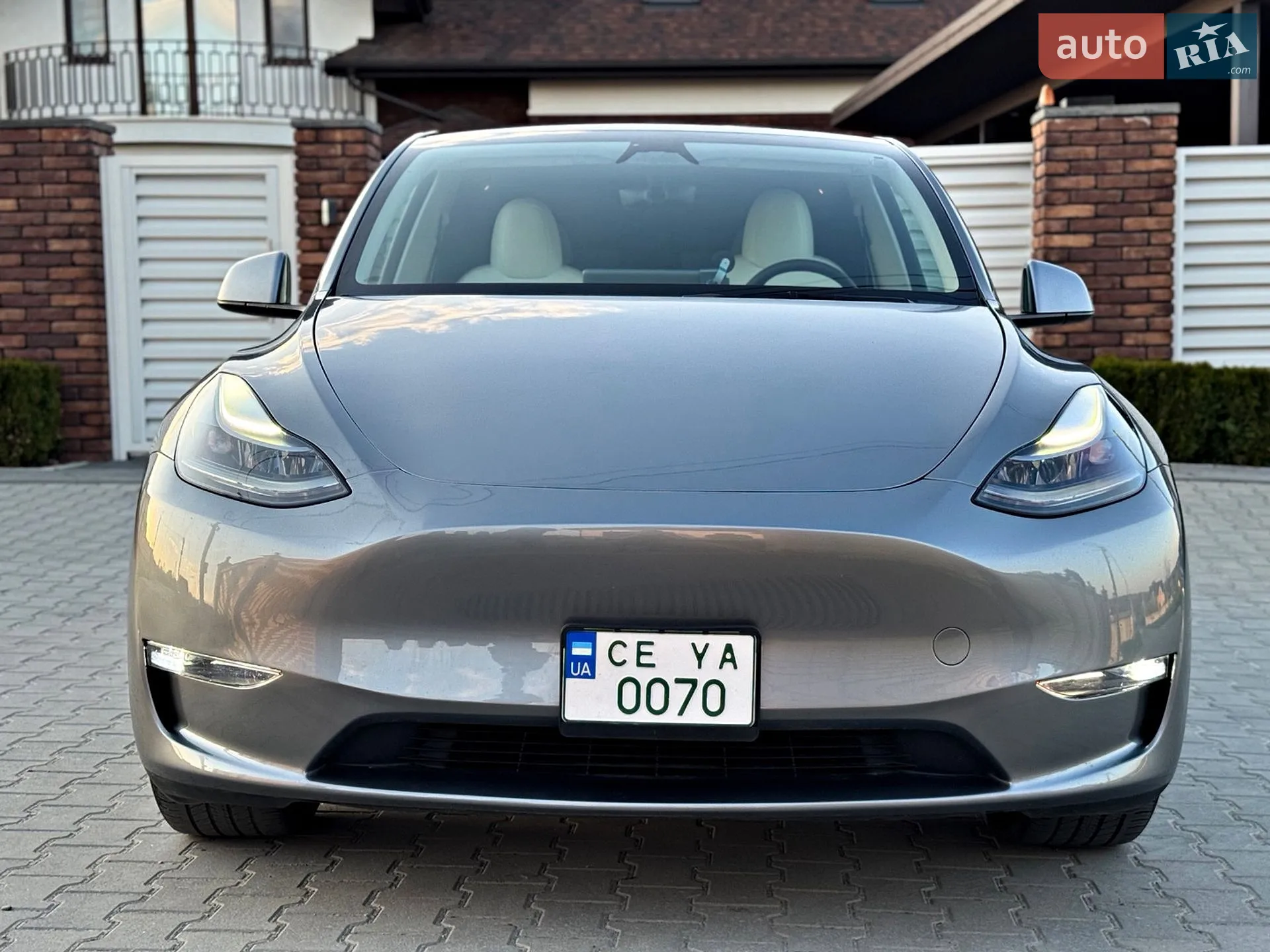 2024 Tesla Model Y - фото 1