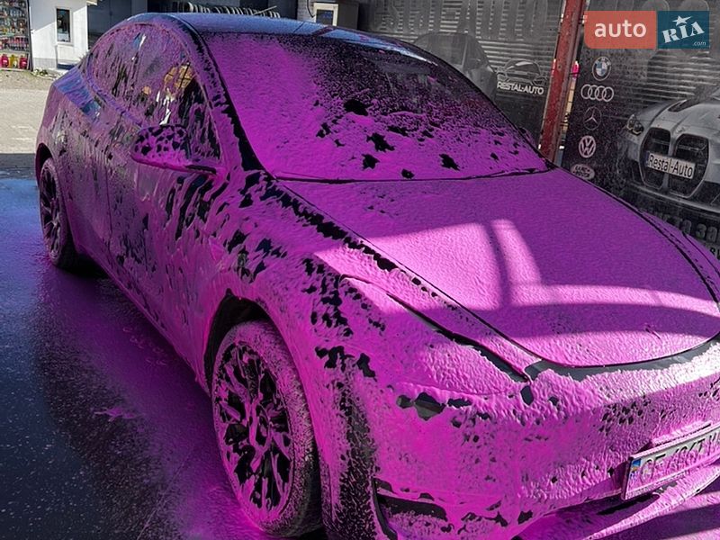 Tesla Model Y 2024