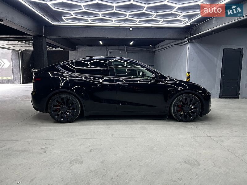 Внедорожник / Кроссовер Tesla Model Y 2023 в Черновцах