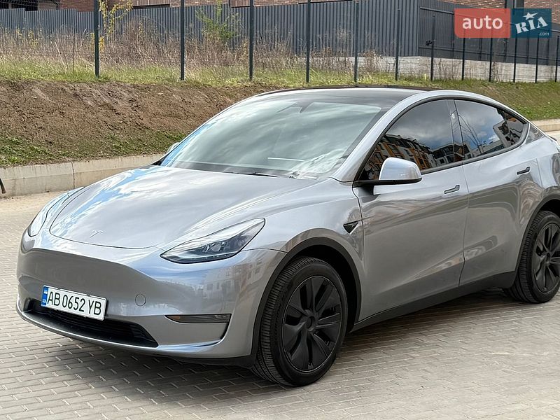 Tesla Model Y 2024