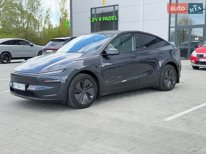 Tesla Model Y 2025