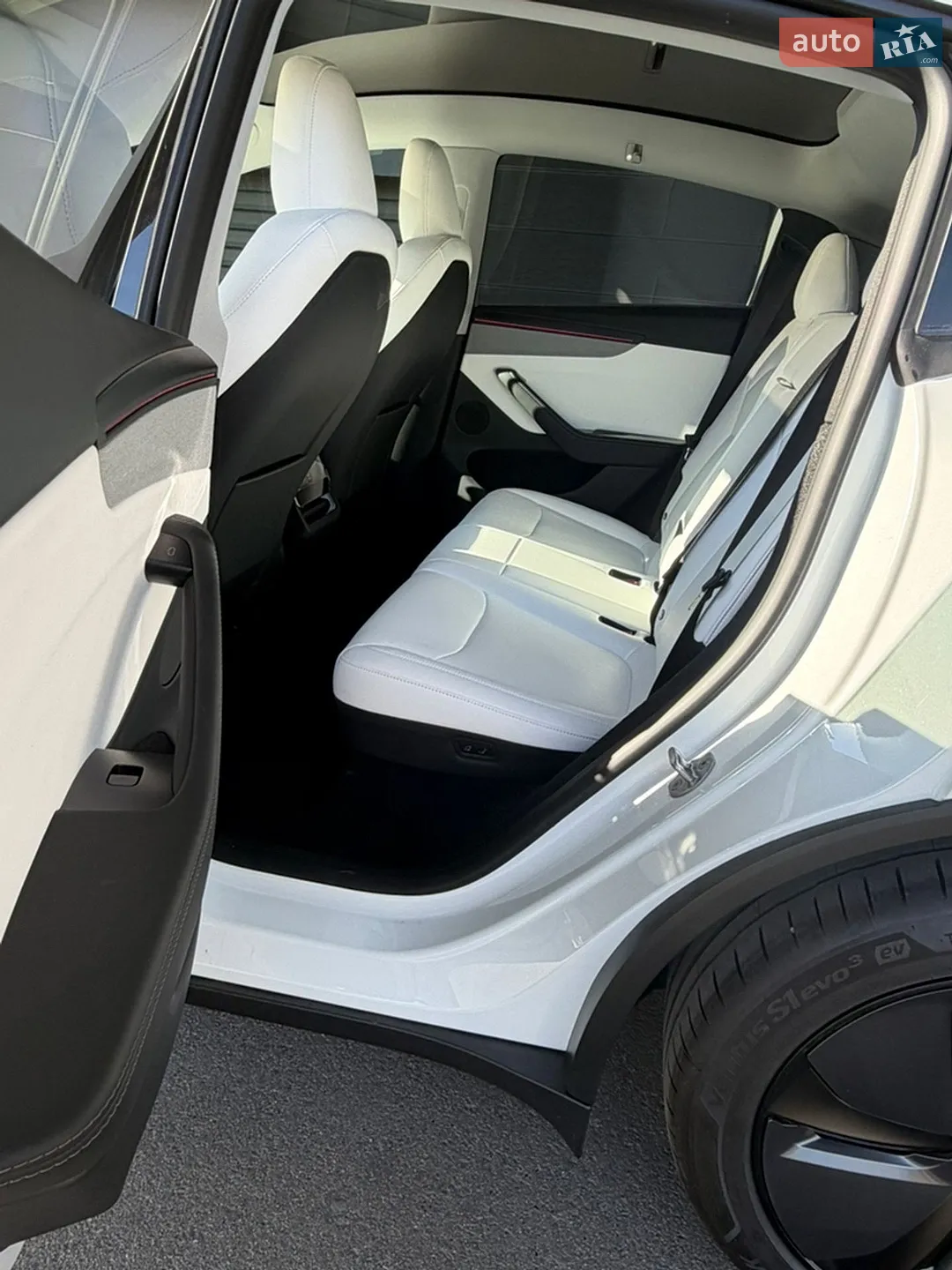 2025 Tesla Model Y - мініатюра 12