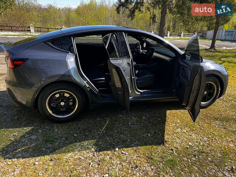 Позашляховик / Кросовер Tesla Model Y 2023 в Долині
