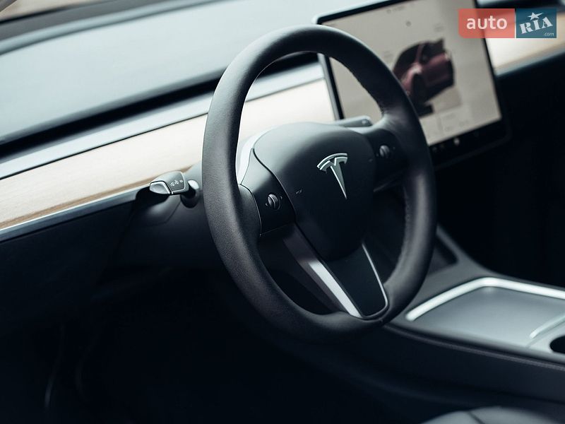 Внедорожник / Кроссовер Tesla Model Y 2023 в Вишневом