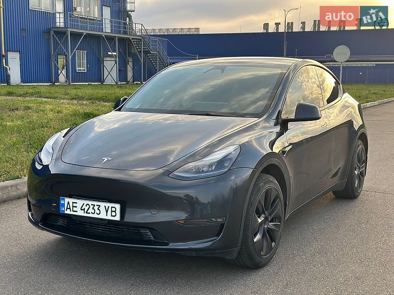 Tesla Model Y 2024