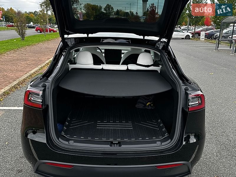 Внедорожник / Кроссовер Tesla Model Y 2024 в Киеве