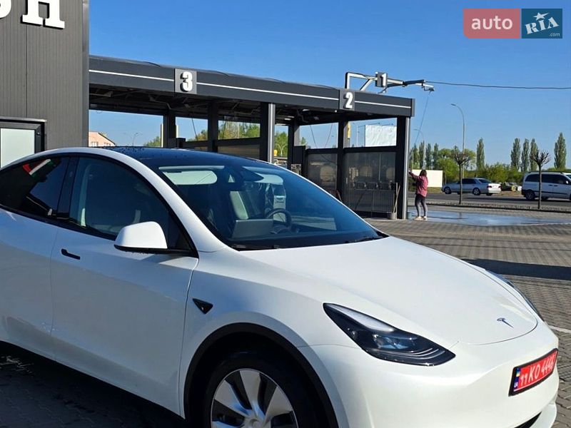 Позашляховик / Кросовер Tesla Model Y 2023 в Чернівцях
