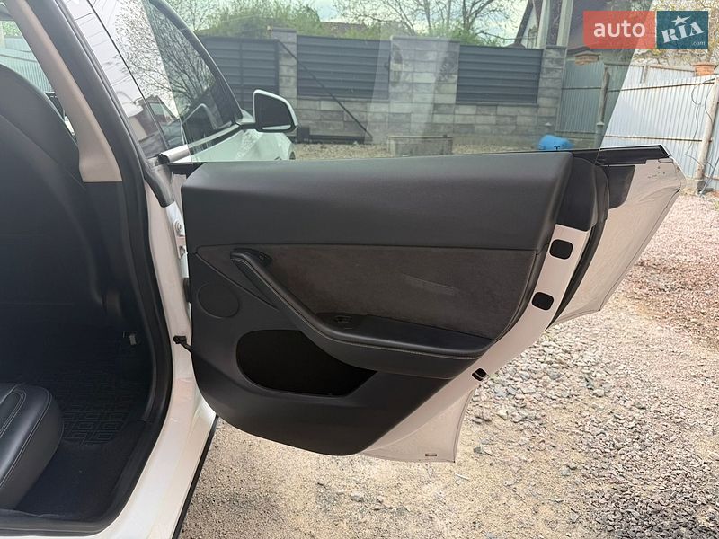 Позашляховик / Кросовер Tesla Model Y 2023 в Лісниках