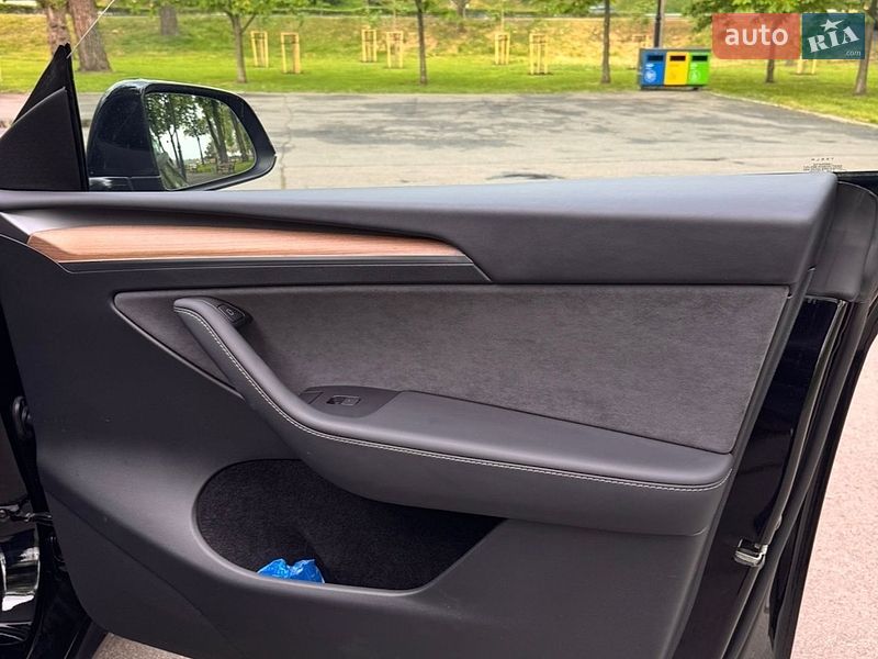 Внедорожник / Кроссовер Tesla Model Y 2024 в Киеве