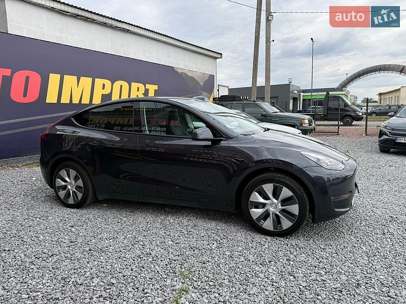 Tesla Model Y 2024