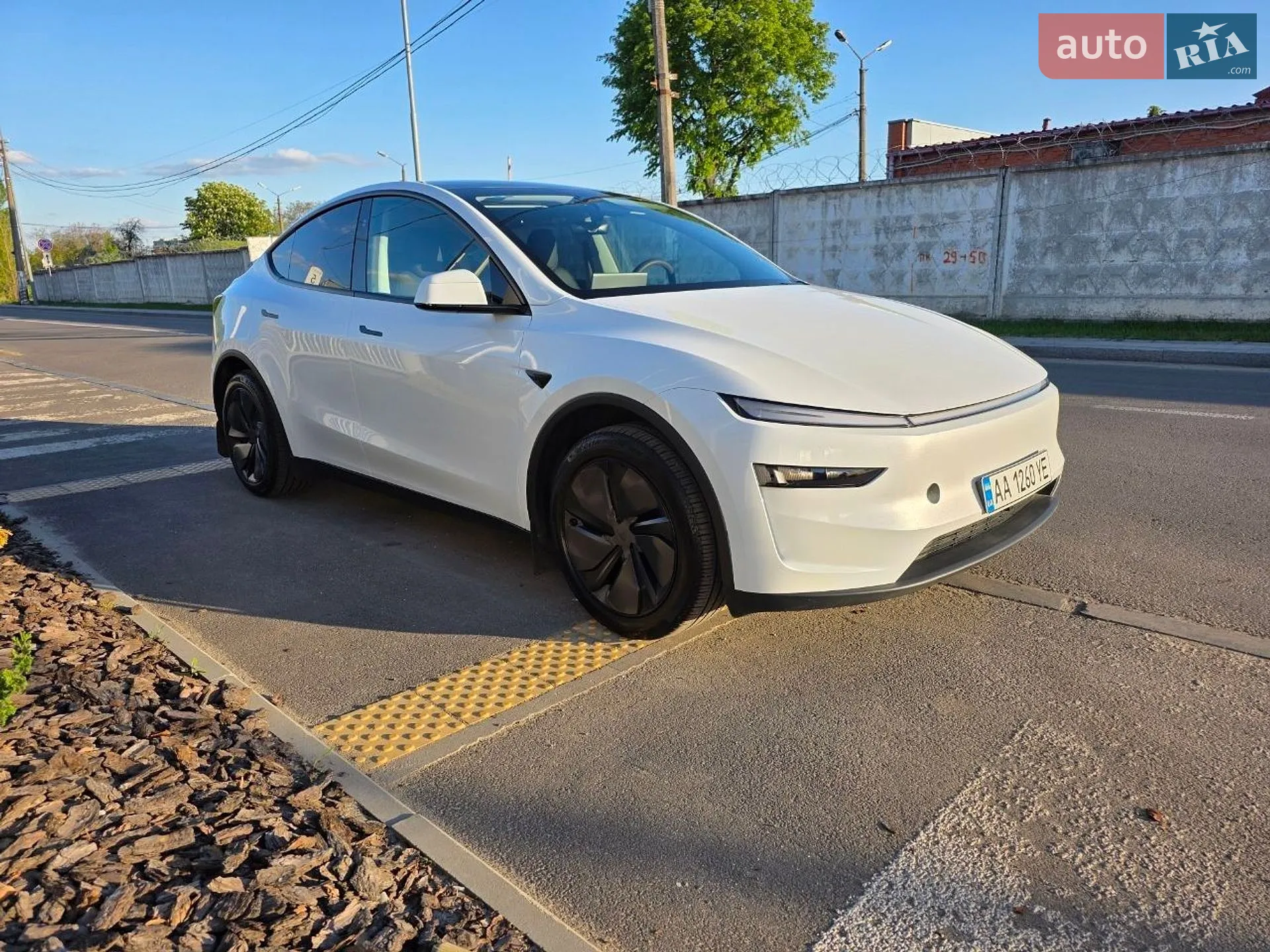 2025 Tesla Model Y - мініатюра 3