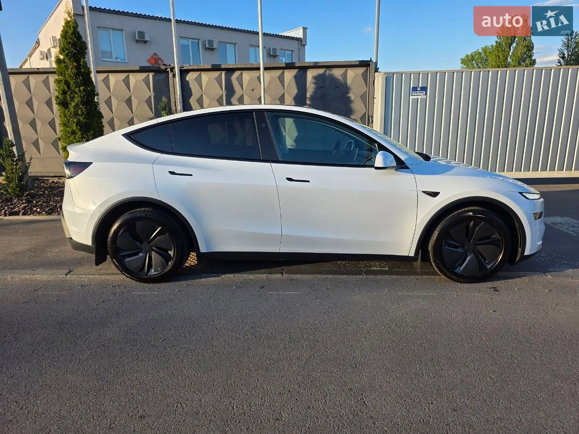 2025 Tesla Model Y - мініатюра 17