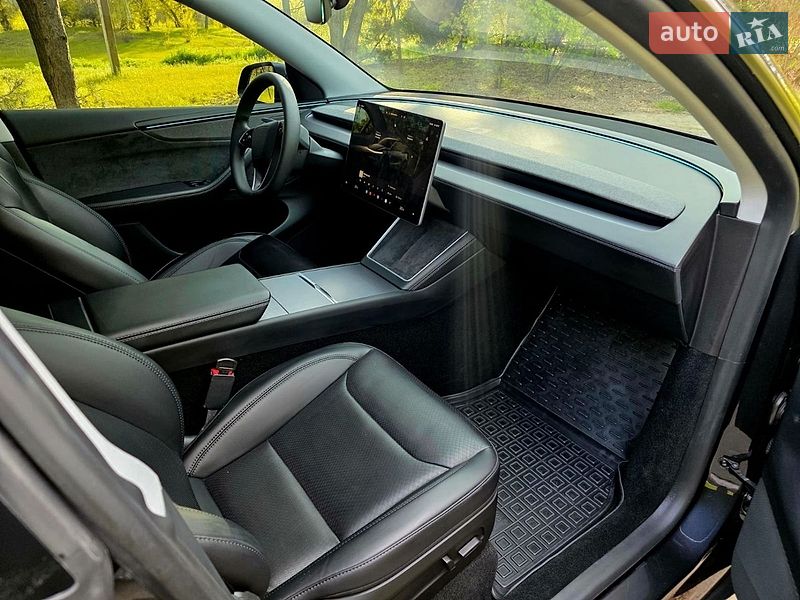 Внедорожник / Кроссовер Tesla Model Y 2025 в Киеве