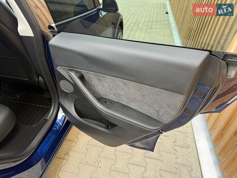 Внедорожник / Кроссовер Tesla Model Y 2023 в Львове