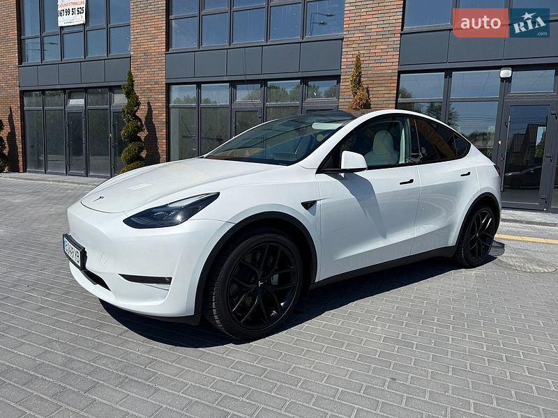 Tesla Model Y 2024