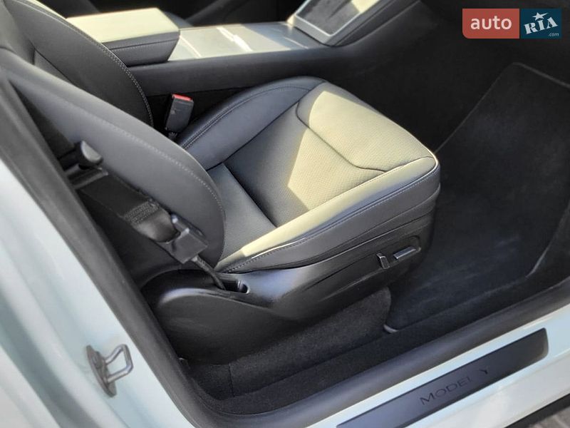 Внедорожник / Кроссовер Tesla Model Y 2025 в Ровно