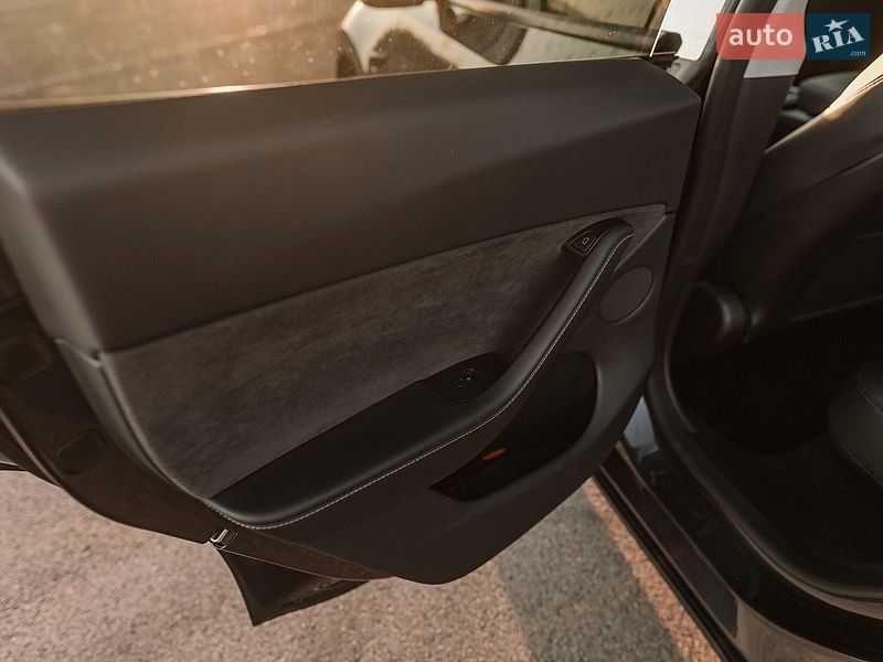 Внедорожник / Кроссовер Tesla Model Y 2024 в Ровно
