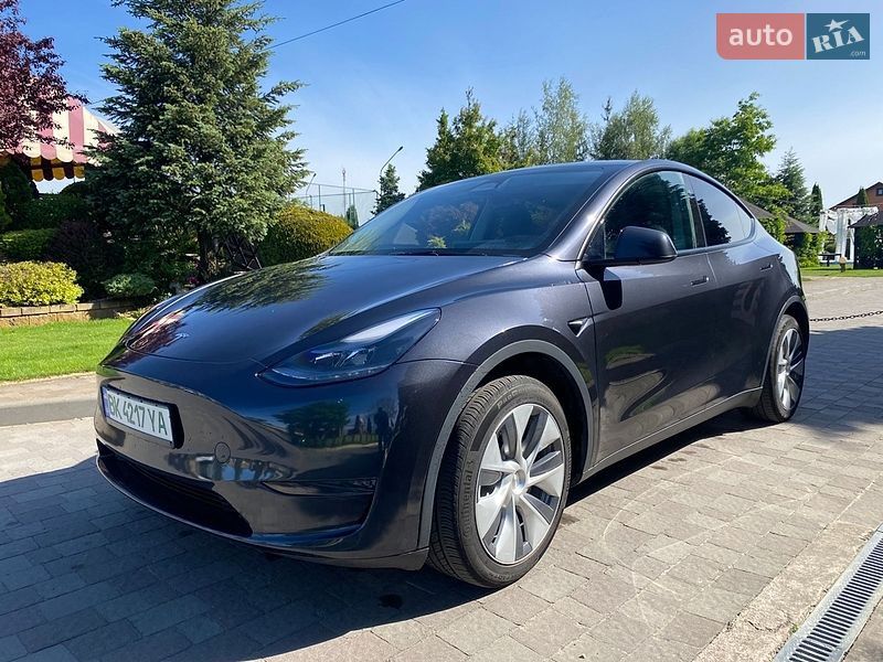 Tesla Model Y 2024