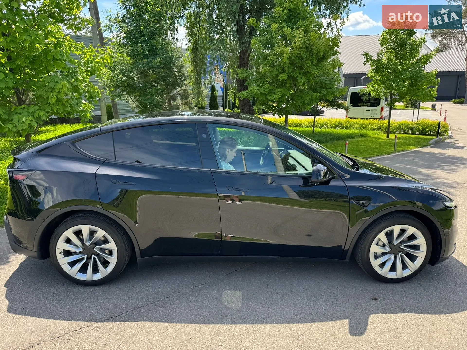 2025 Tesla Model Y - мініатюра 10