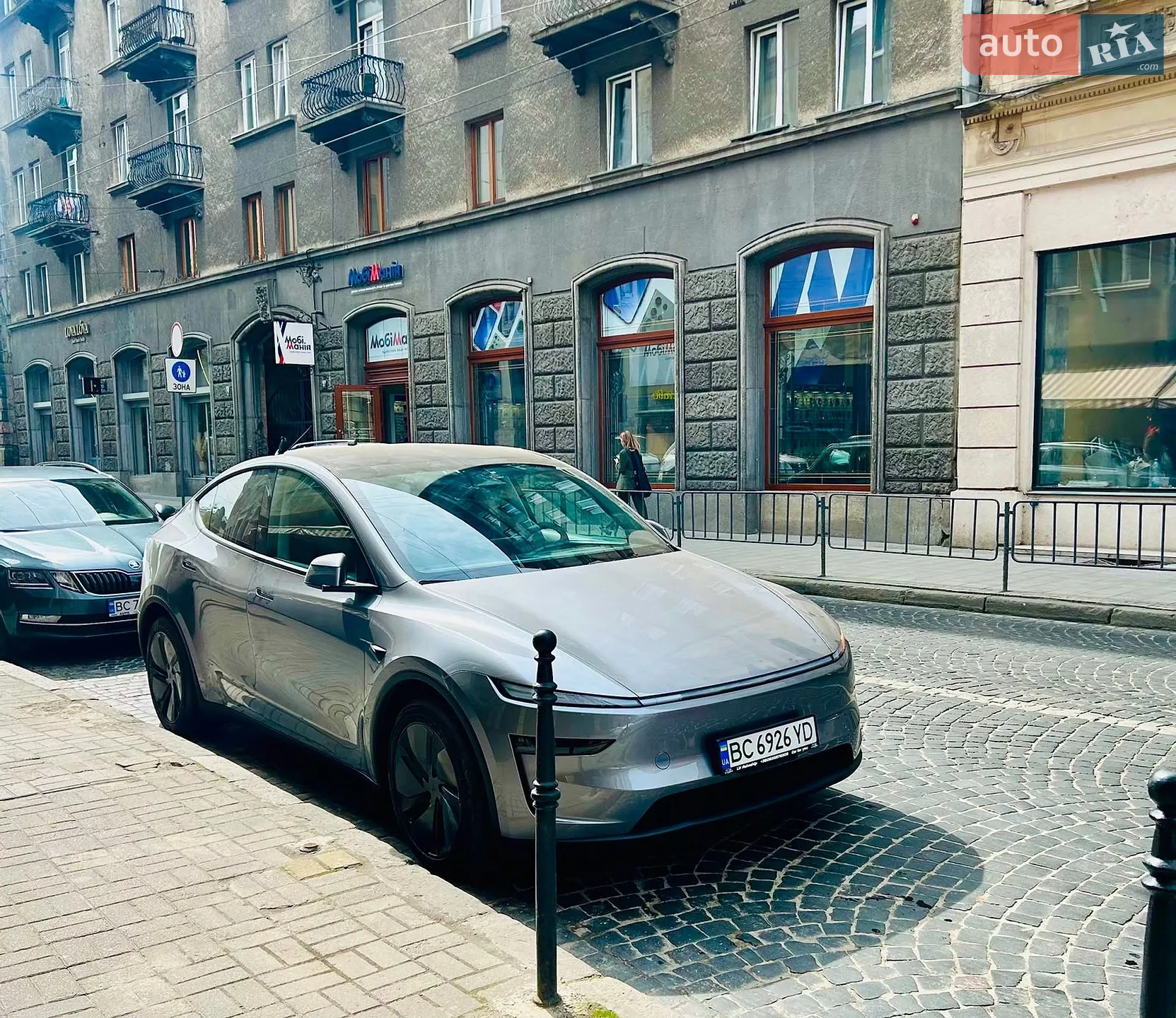 2025 Tesla Model Y - мініатюра 3