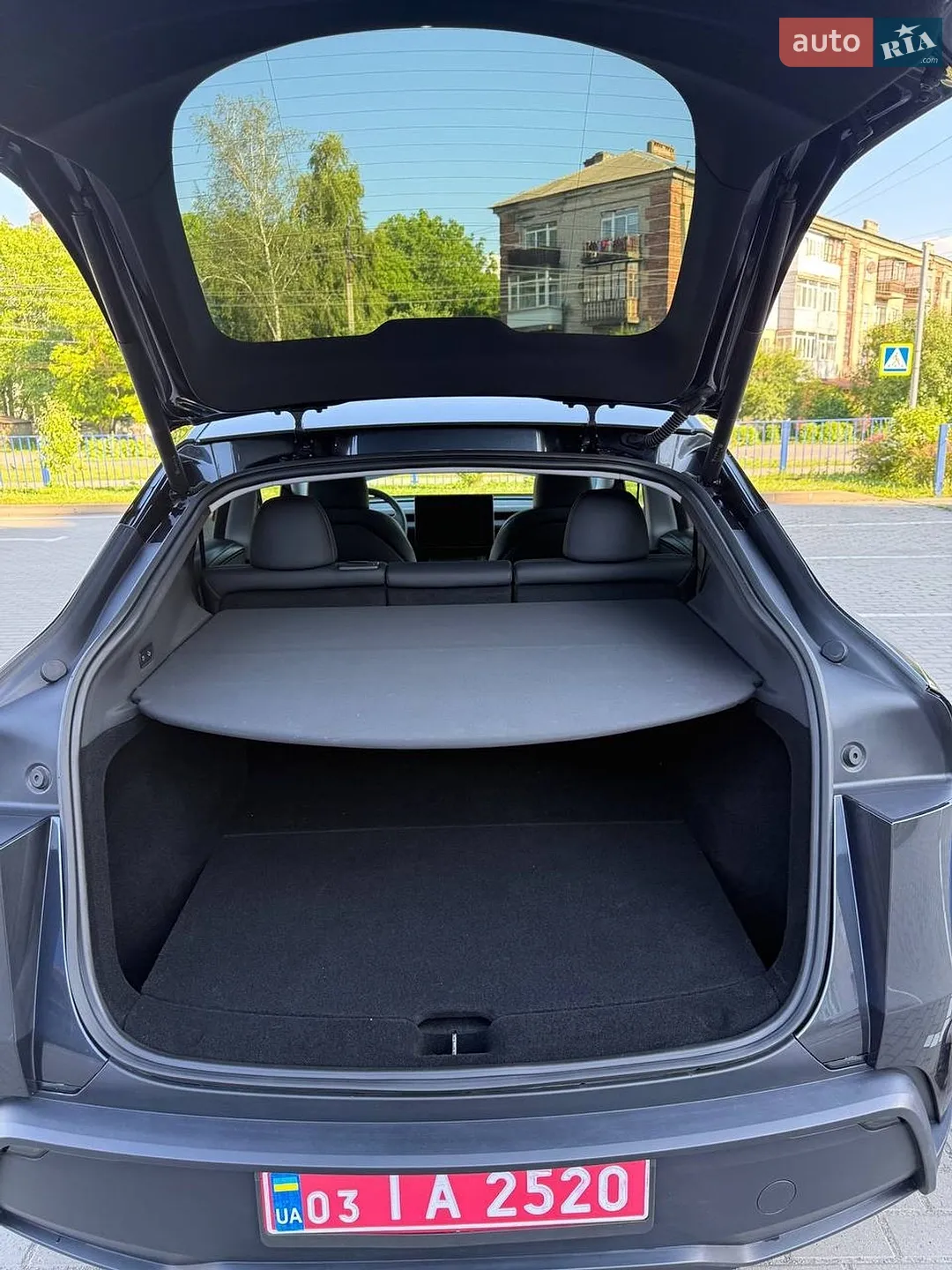 2025 Tesla Model Y - мініатюра 8
