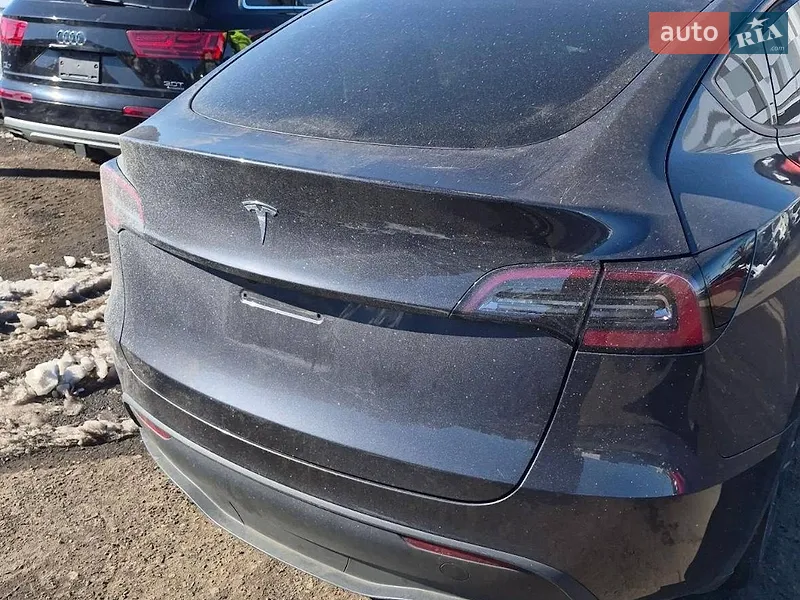 Tesla Model Y 2025