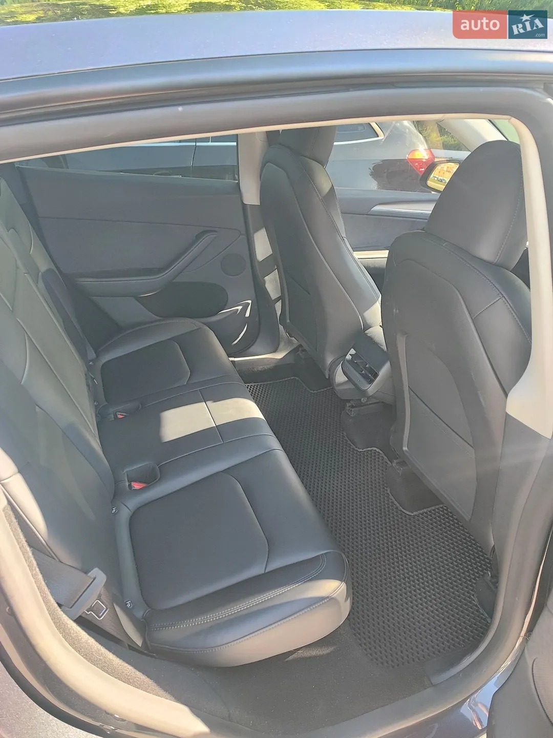 Tesla Model Y 2025 VIN 7SAYGDEF2SA366176 фото оголошення 13 з 22