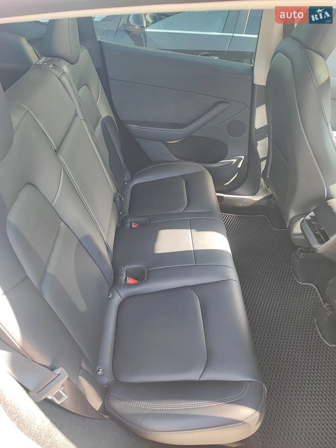 Tesla Model Y 2025 VIN 7SAYGDEF2SA366176 фото оголошення 14 з 22