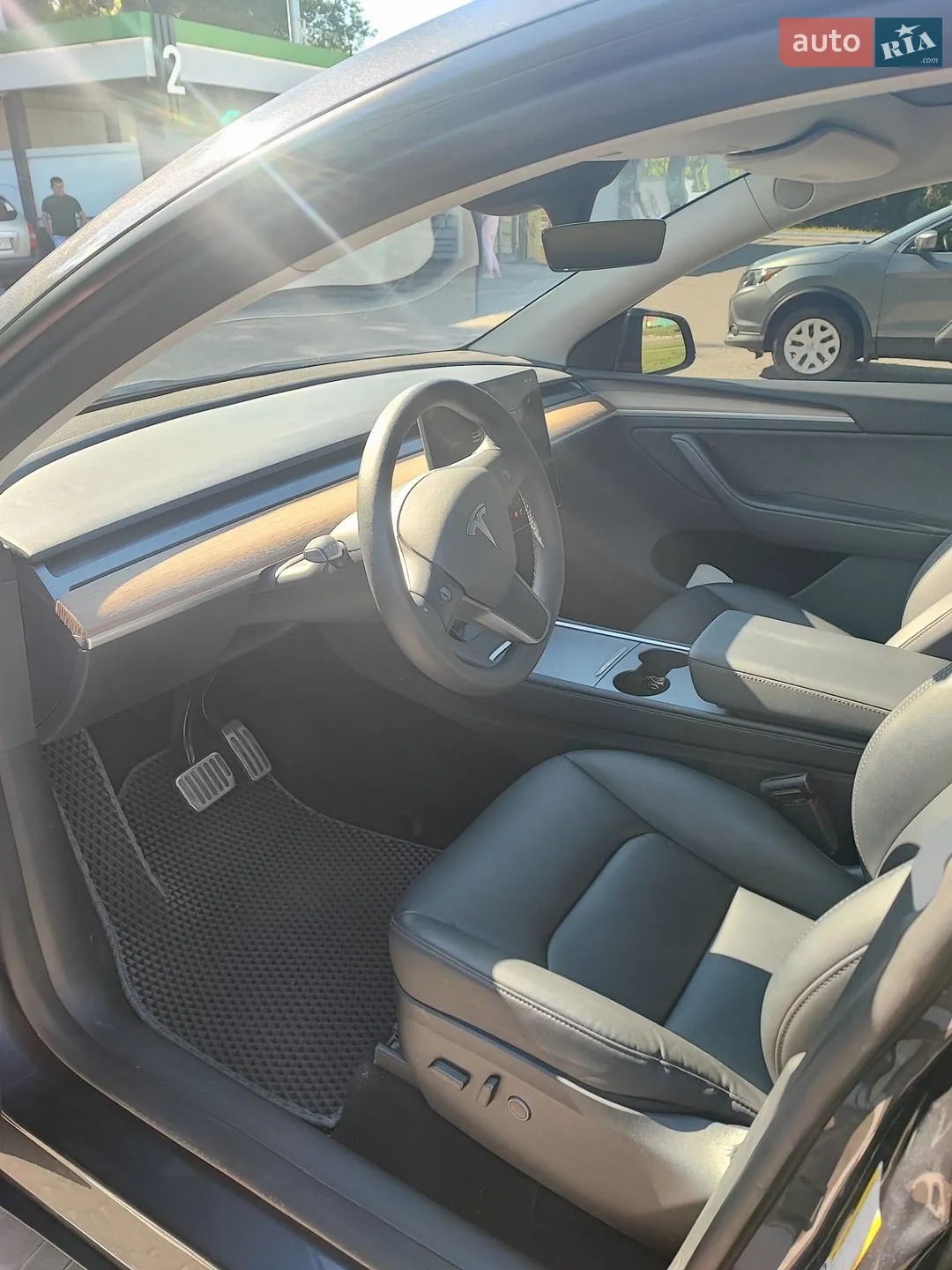 Tesla Model Y 2025 VIN 7SAYGDEF2SA366176 фото оголошення 18 з 22