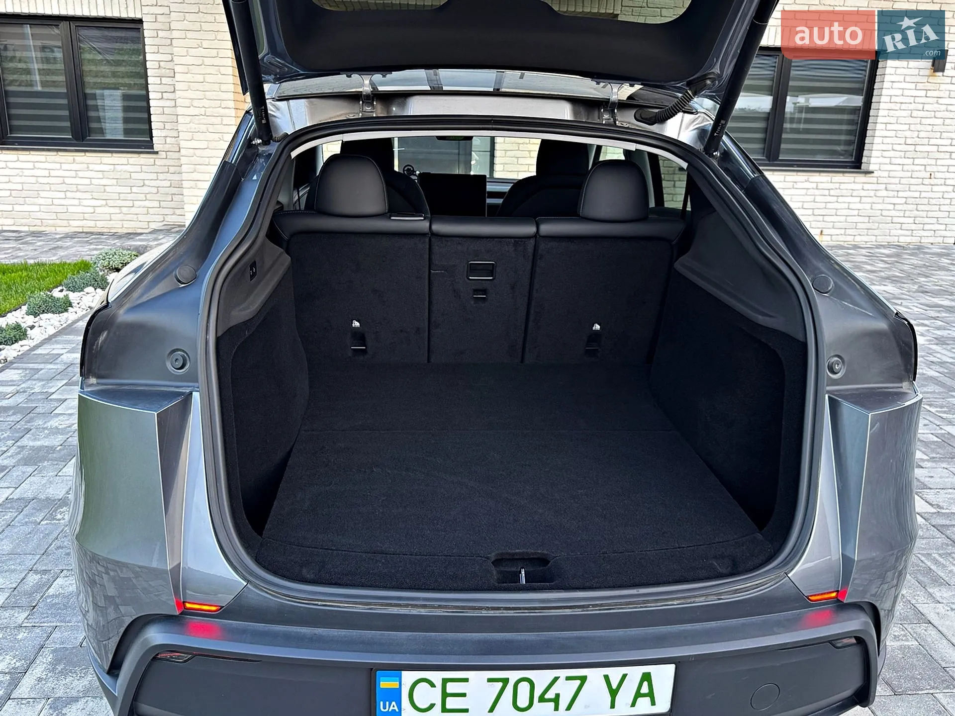 2025 Tesla Model Y - мініатюра 26