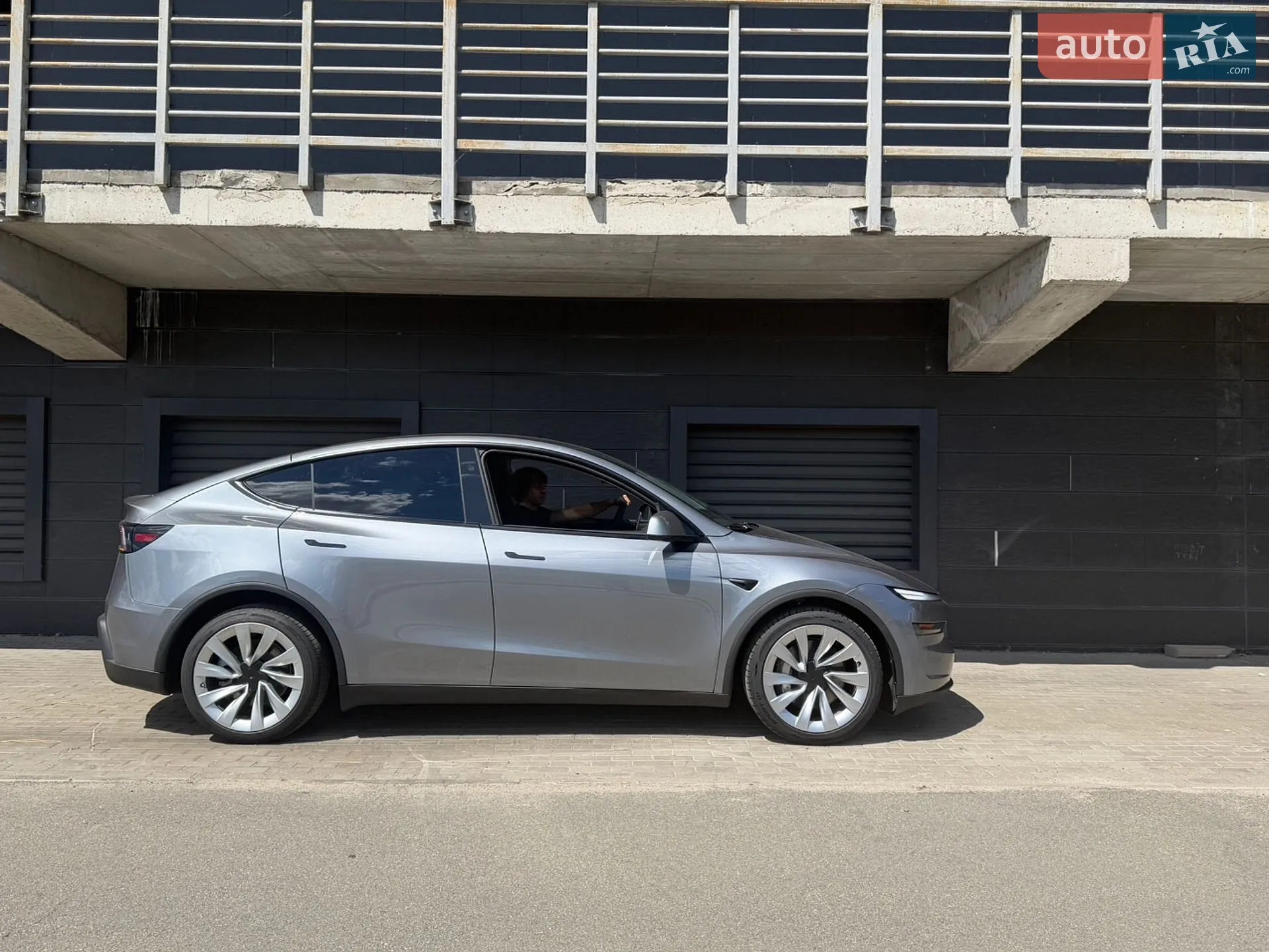 2025 Tesla Model Y - мініатюра 10