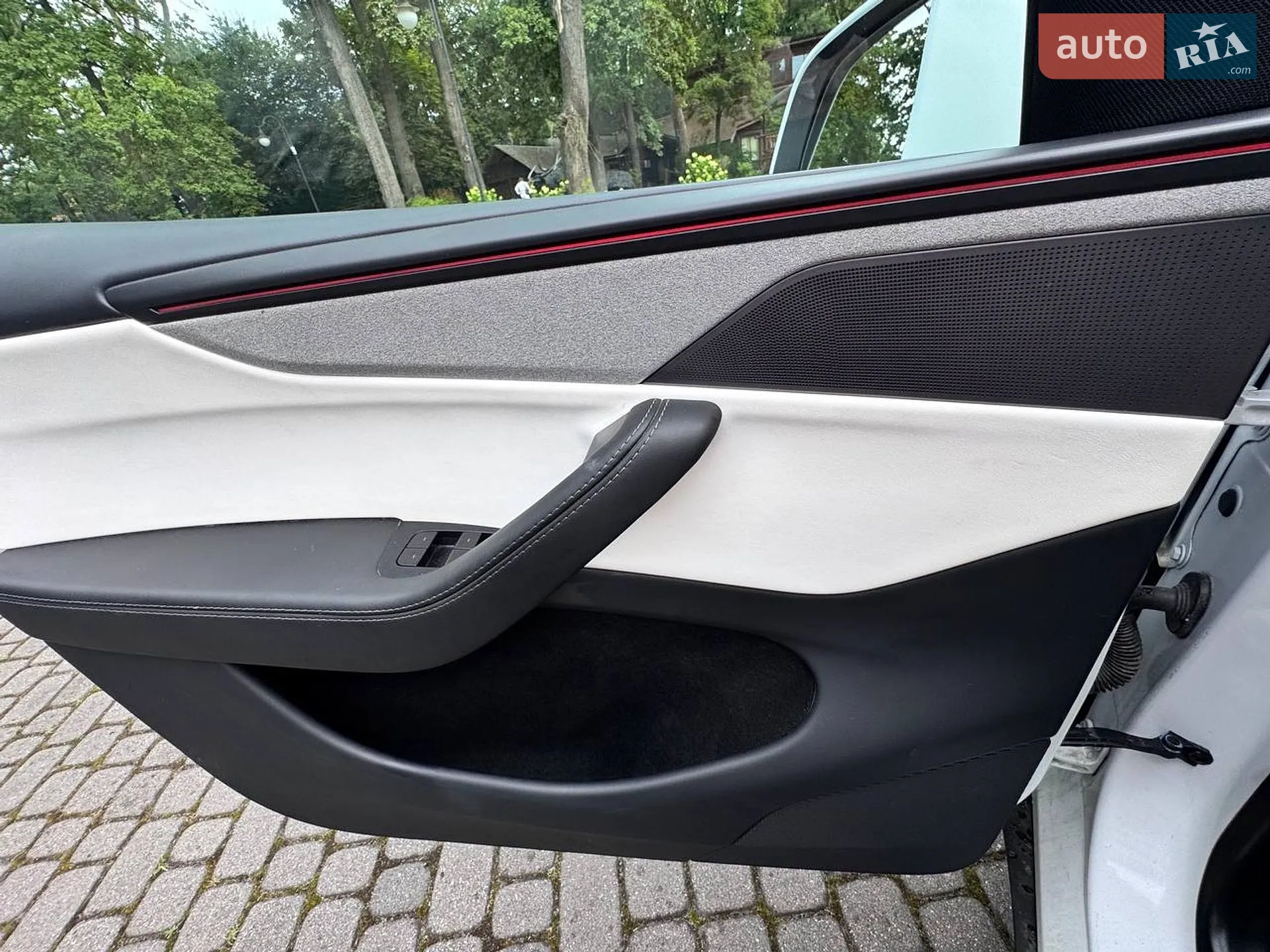 2025 Tesla Model Y - мініатюра 15