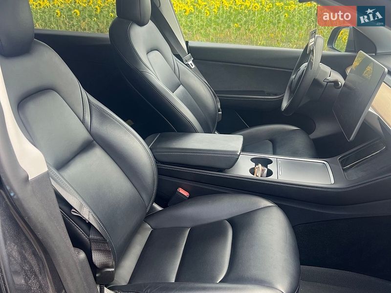 Позашляховик / Кросовер Tesla Model Y 2021 в Вараші