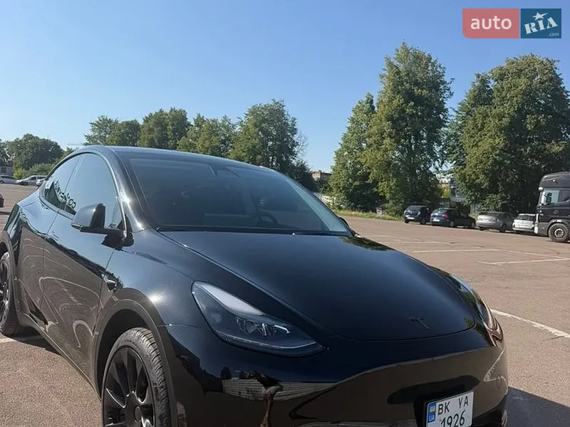 Tesla Model Y 2025