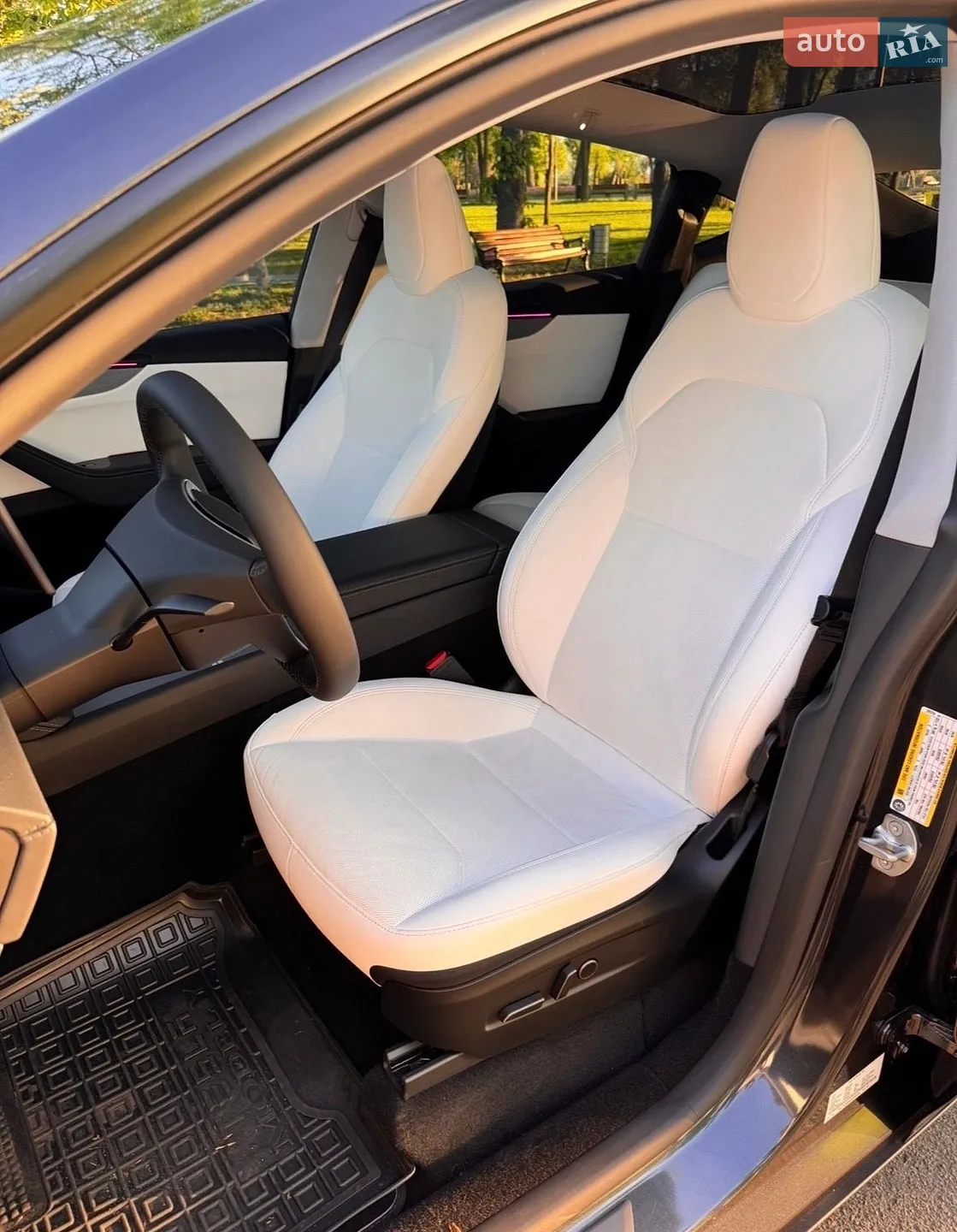2025 Tesla Model Y - мініатюра 15
