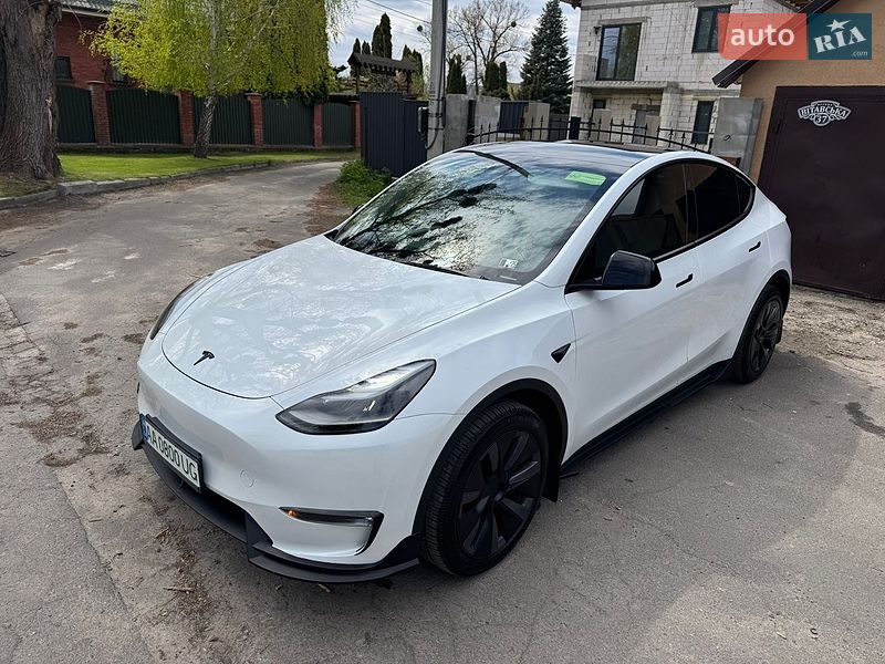 Tesla Model Y, фото з оголошення