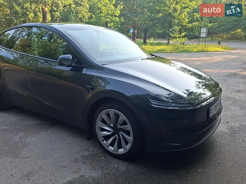 Tesla Model Y 2025