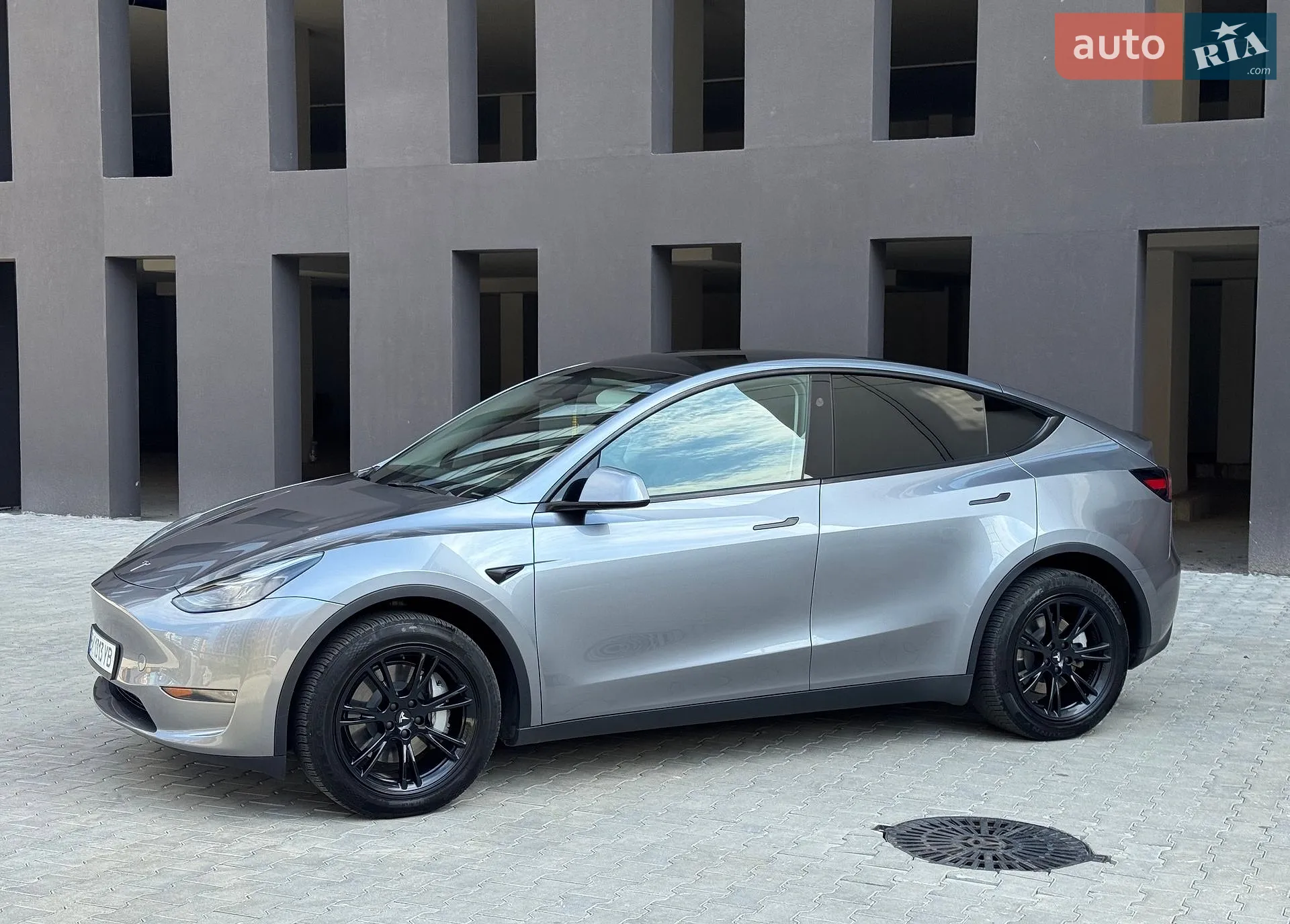 2025 Tesla Model Y - мініатюра 3
