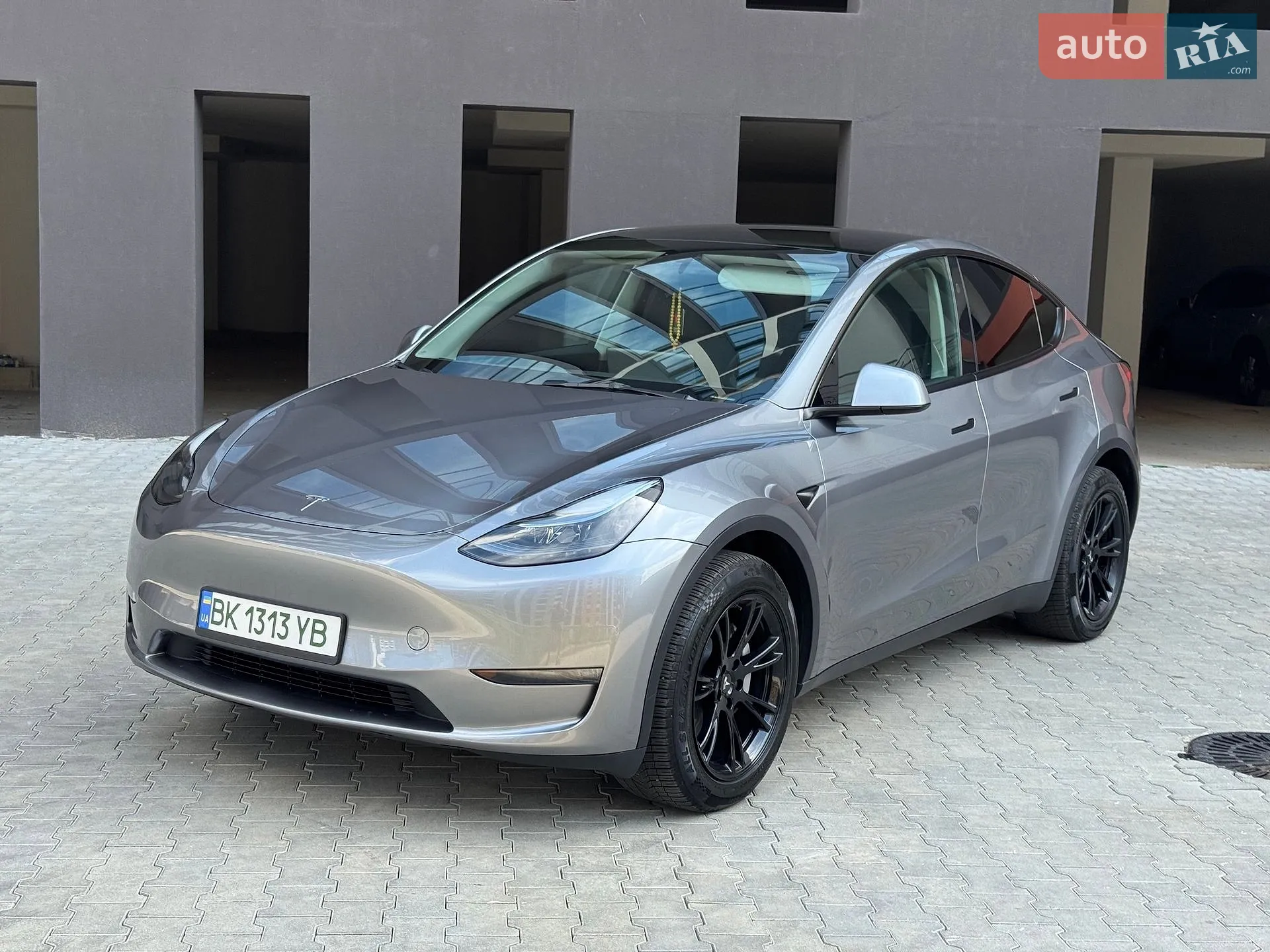 2025 Tesla Model Y - фото 1