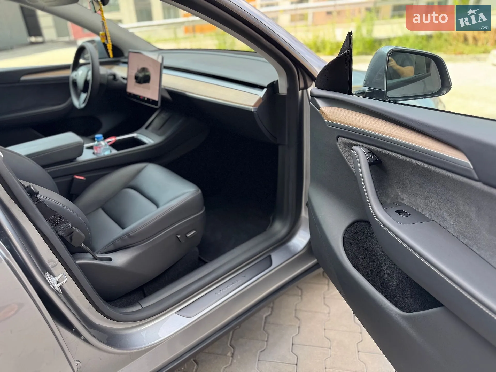 2025 Tesla Model Y - мініатюра 24