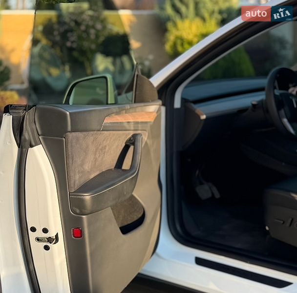 Внедорожник / Кроссовер Tesla Model Y 2023 в Днепре