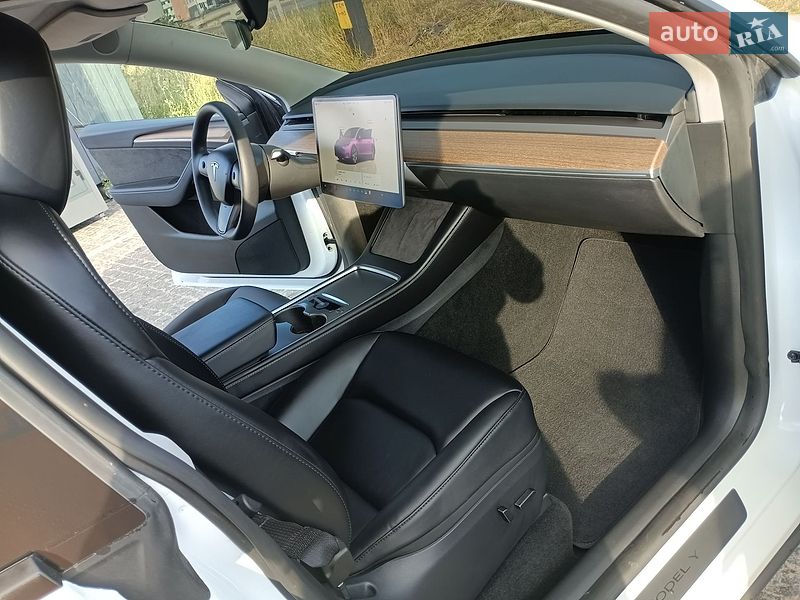 Внедорожник / Кроссовер Tesla Model Y 2024 в Киеве