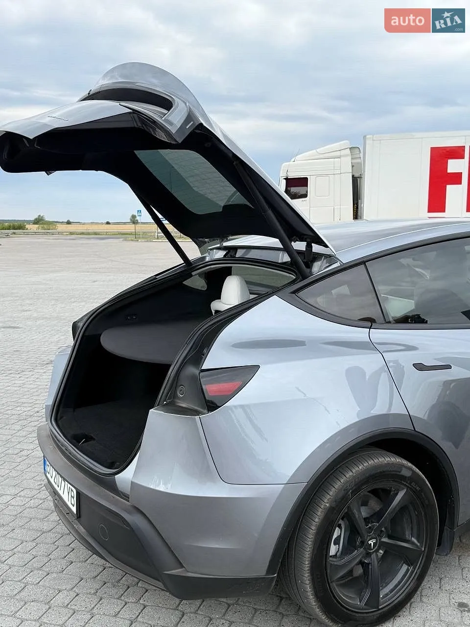 2025 Tesla Model Y - мініатюра 14